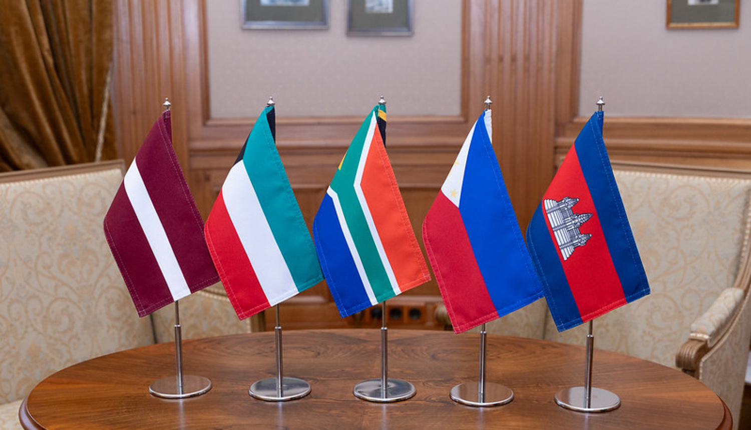 Latvijas, Kuveitas, Dienvidāfrikas Republikas, Filipīnu un Kambodžas karogi