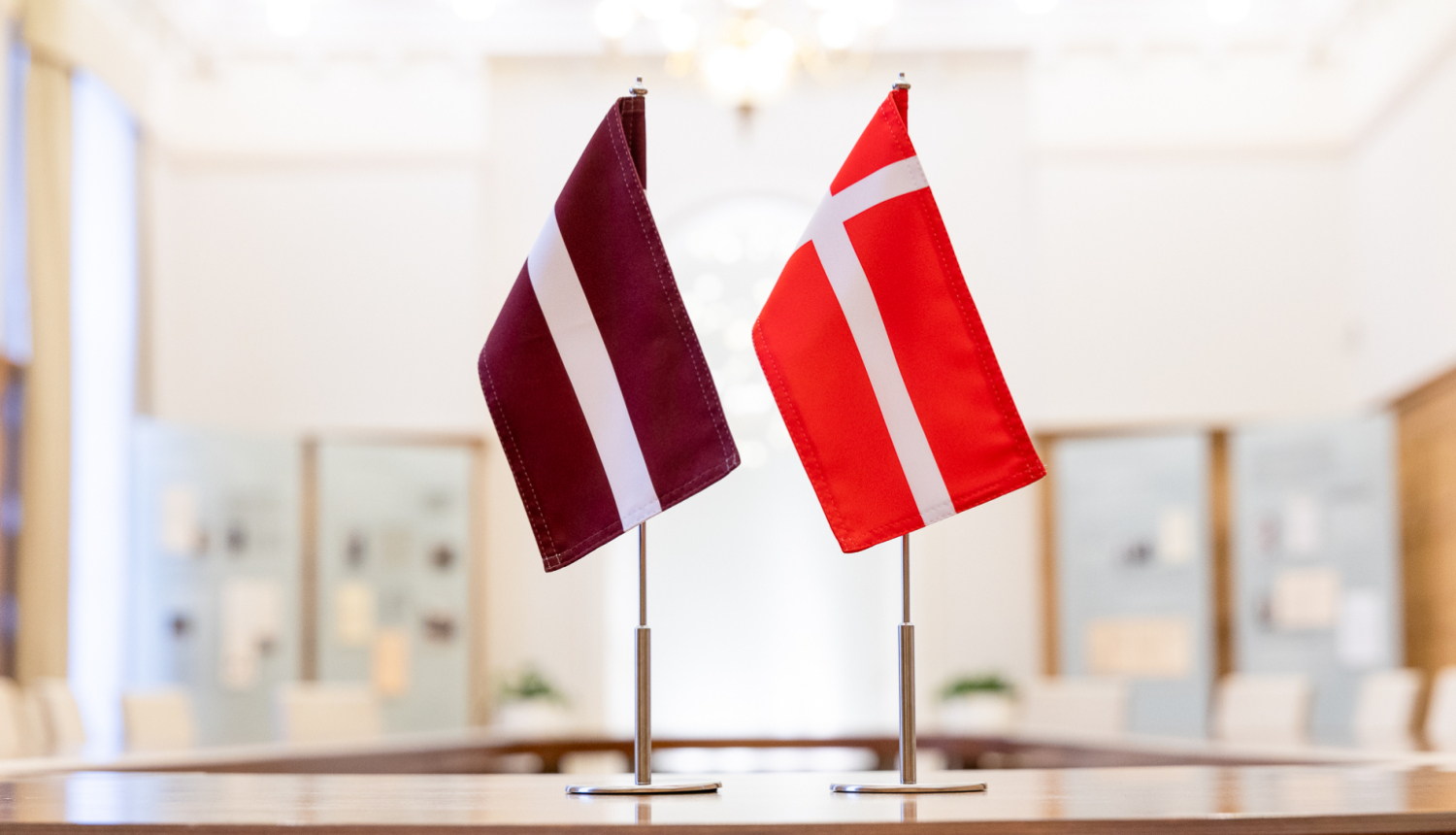 Latvijas un Dānijas karogi