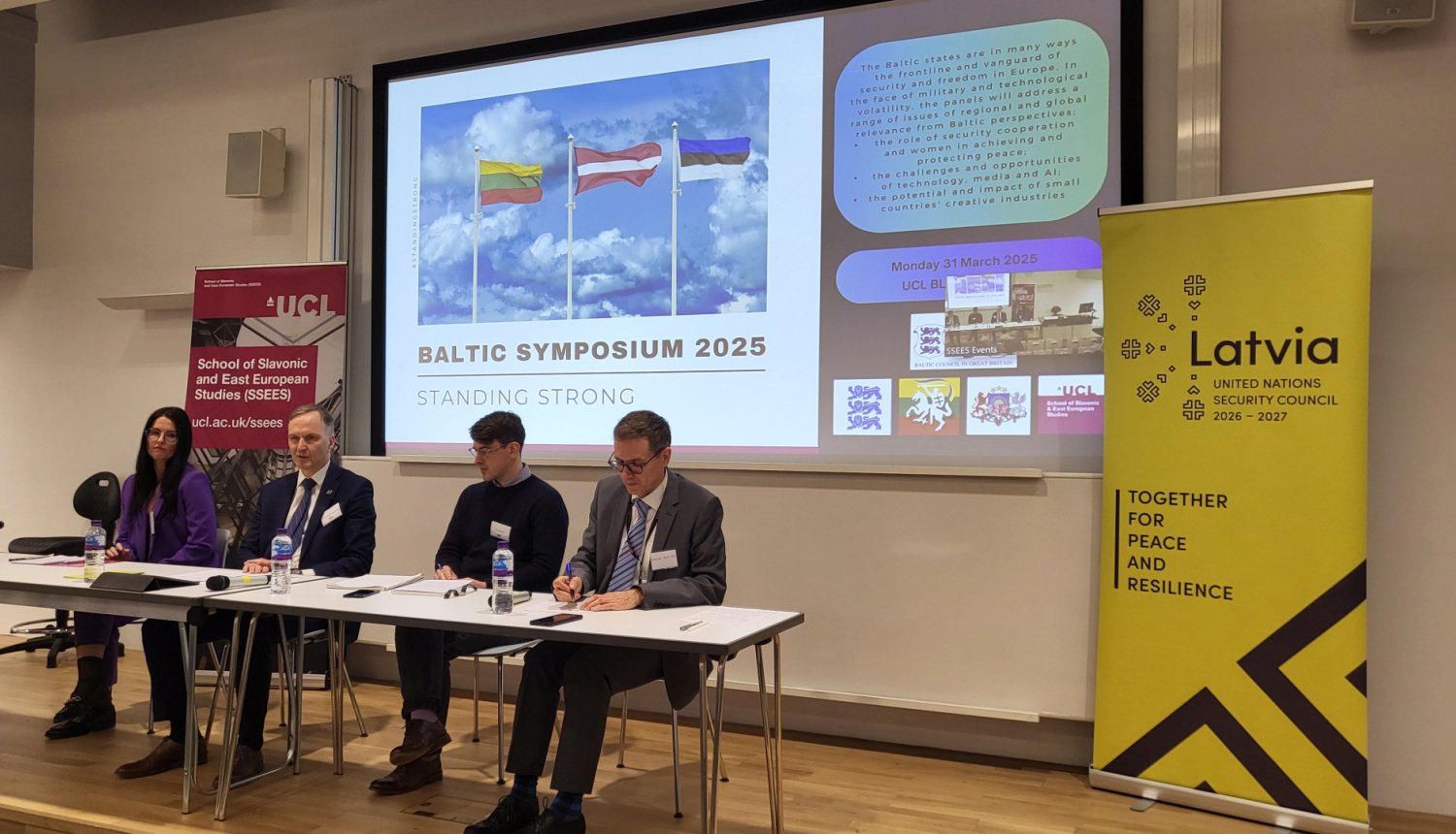Londonas Universitātes koledžas Baltijas simpozija dalībnieki uz skatuves