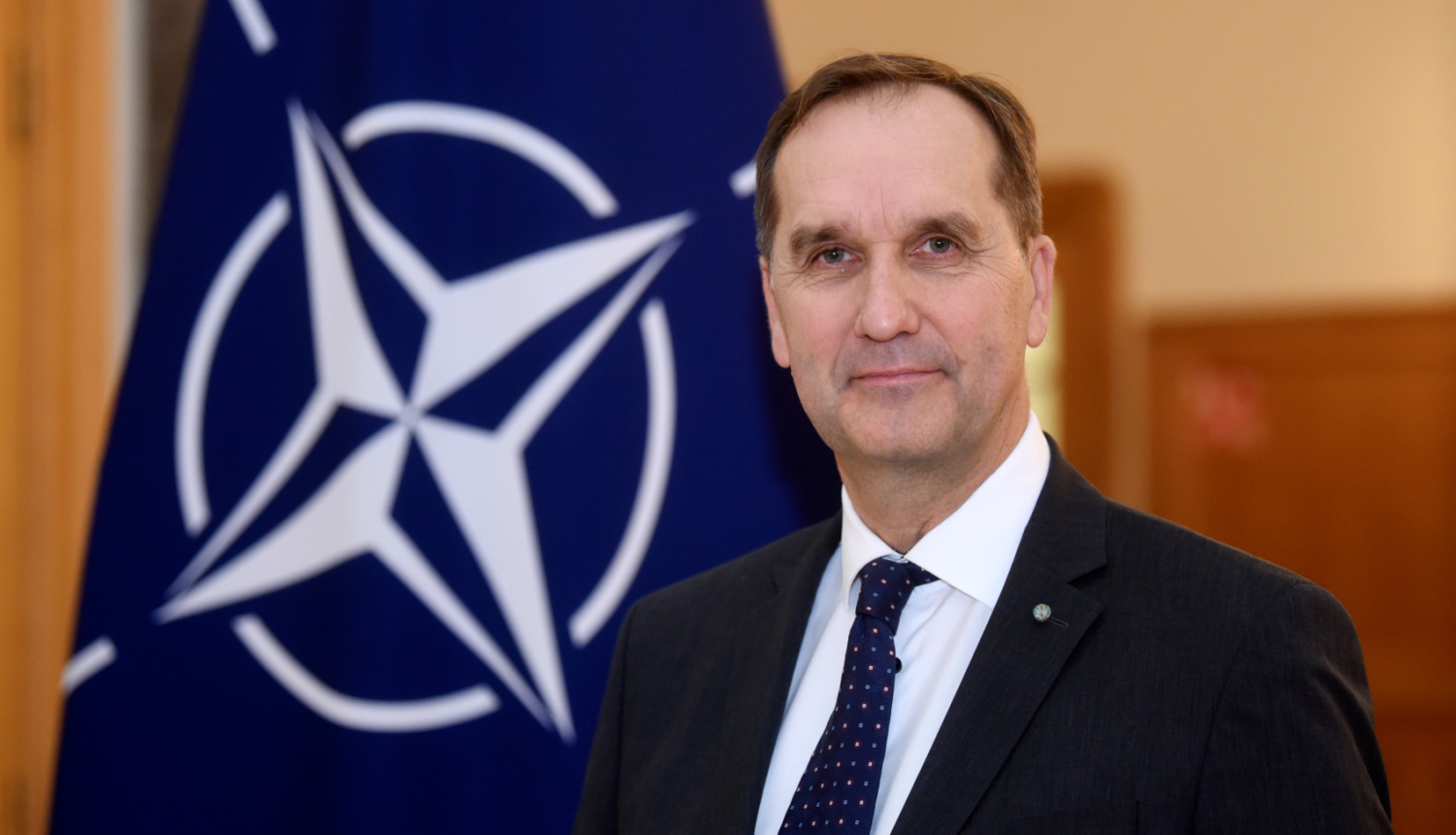 Māris Riekstiņš pie NATO karoga