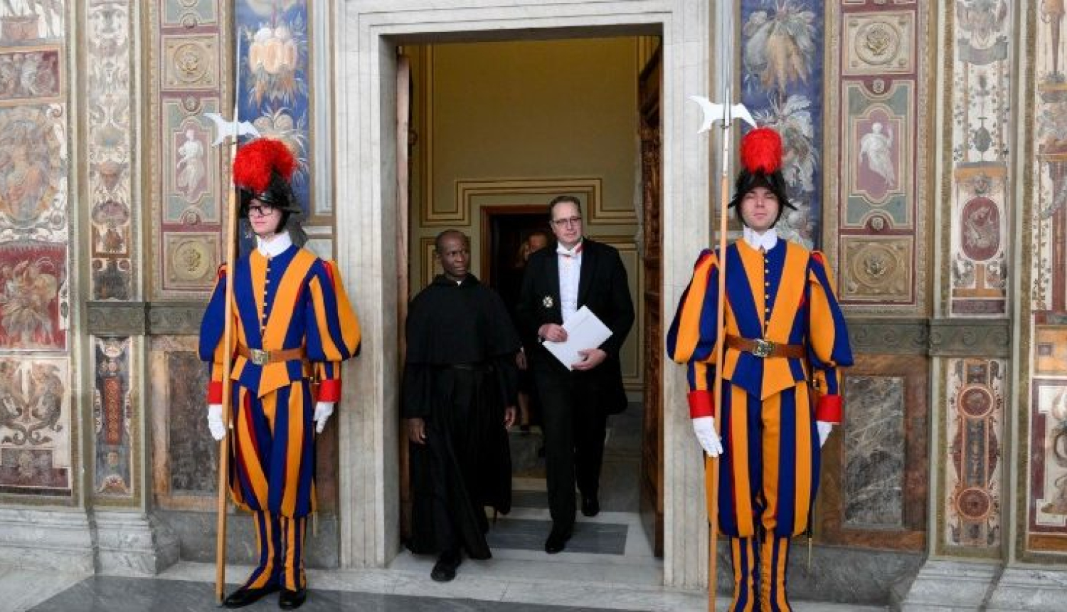 Vēstnieks Māris Selga dodas iesniegt akreditācijas vēstuli pāvestam Leonam XIV