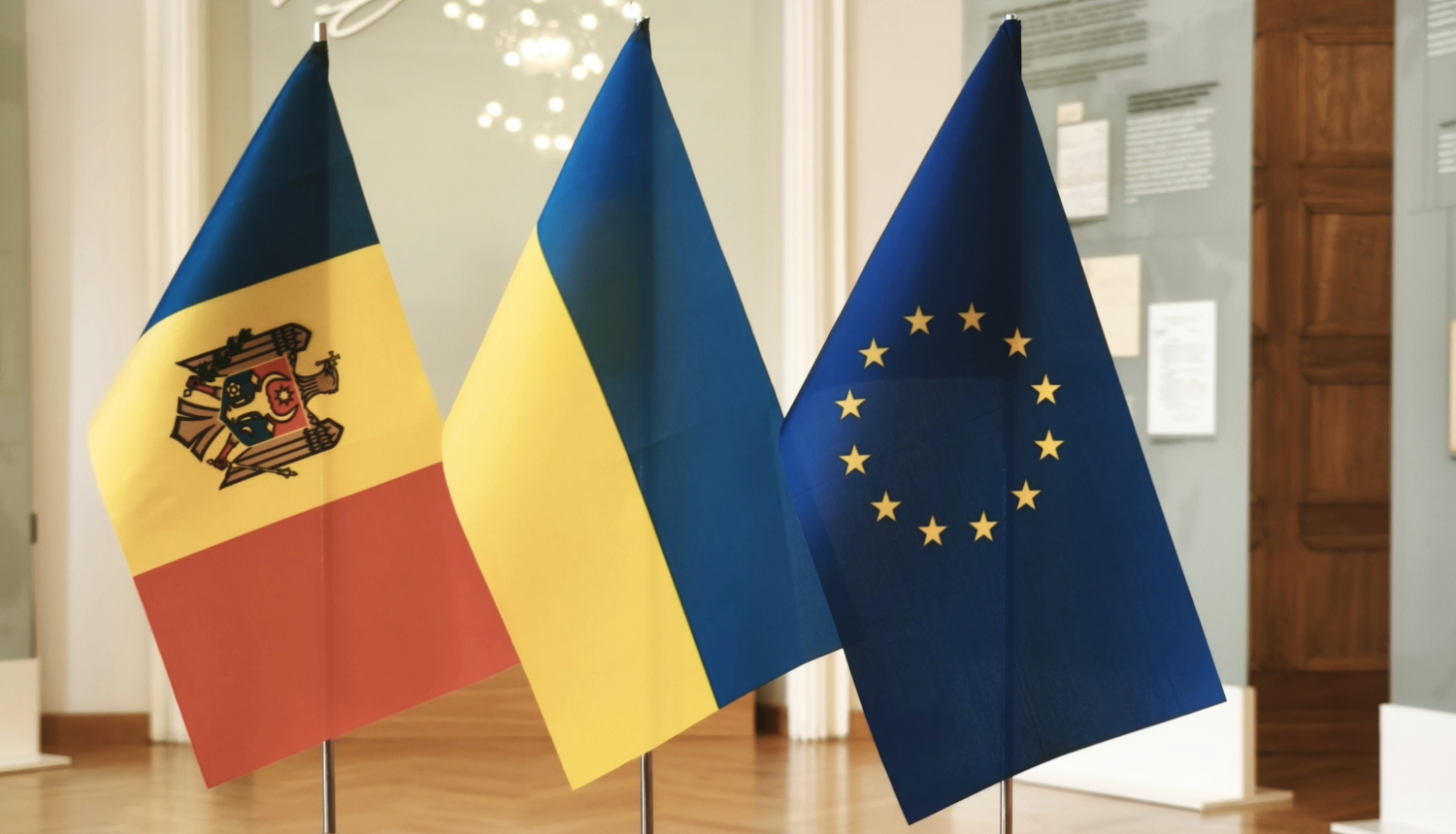 Moldovas, Ukrainas un Eiropas Savienības karogi