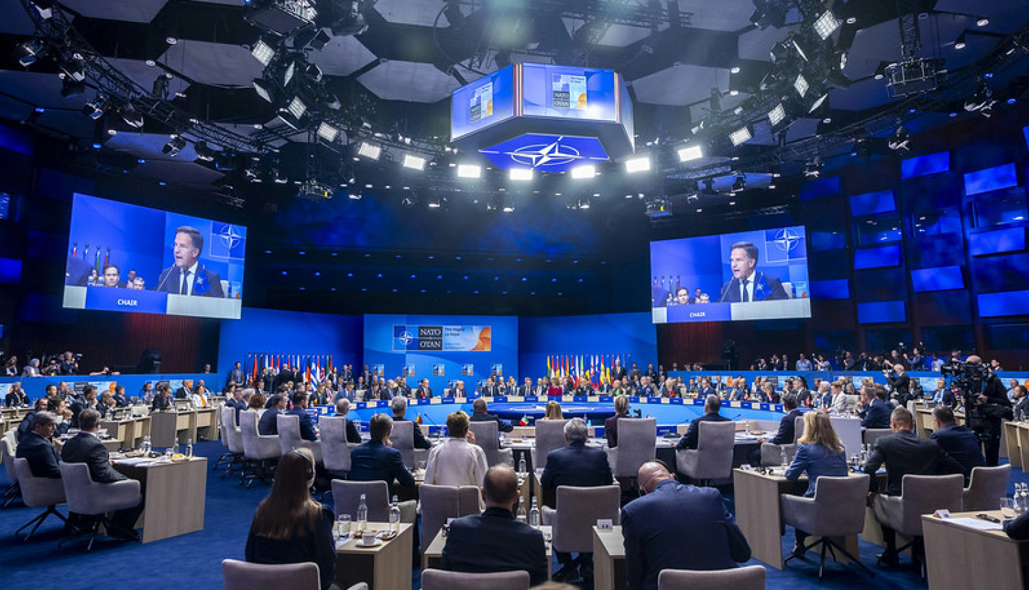 Sanāksmes dalībnieki pie apspriežu galda