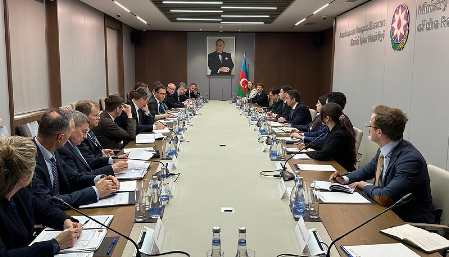 Sanāksmes dalībnieki pie apspriežu galda