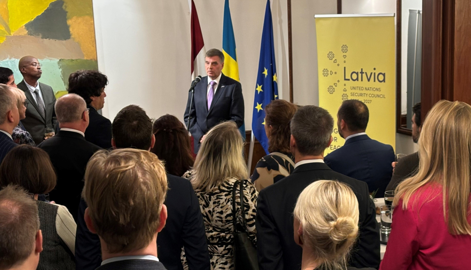 Vēstnieks Normans Penke uzrunā pasākuma dalībniekus