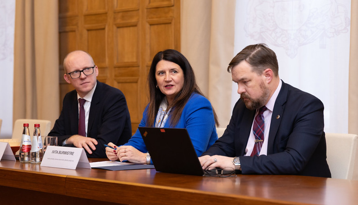 Andris Pelšs, Ivita Burmistre un Mārtiņš Kreitus pie sanāksmju galda