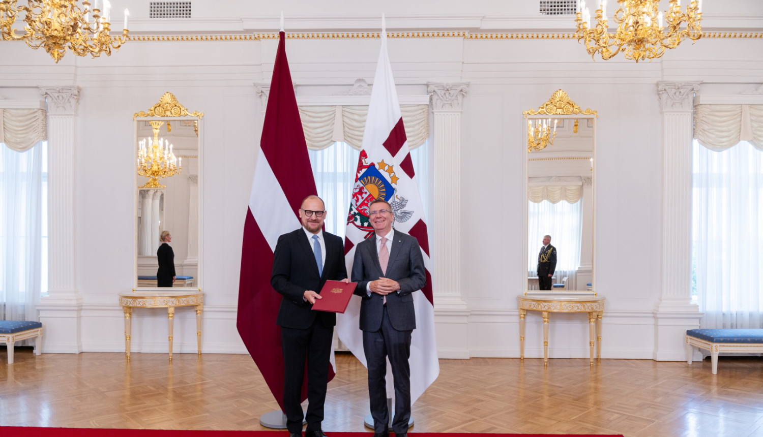 R. Jansons saņem akreditācijas rakstu. 12.08.2025.