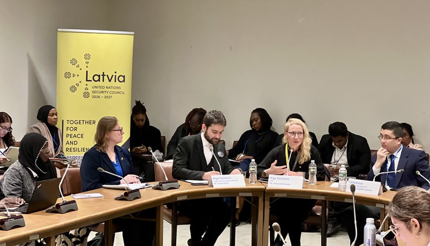 Dalībnieki pie apspriežu galda