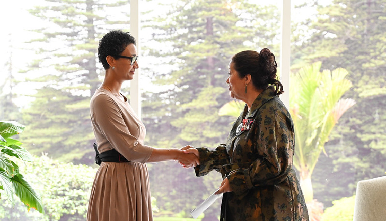 Vēstniece Samija Šerifa iesniedz akreditācijas vēstuli Jaunzēlandes ģenerālgubernatorei Sindijai Kiro