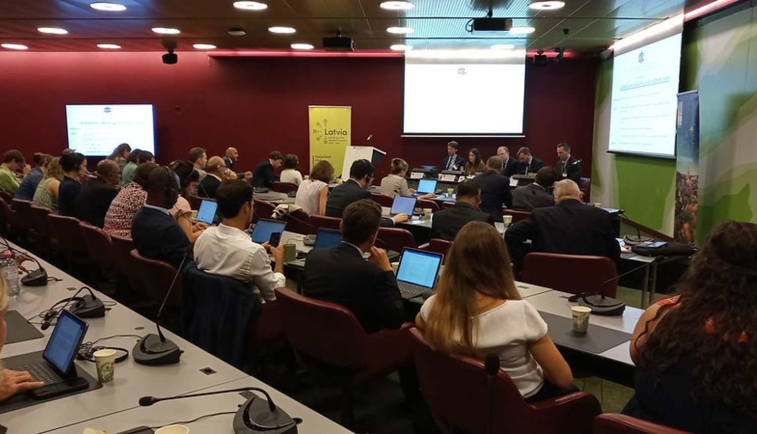 Semināra dalībnieki klausās prezentāciju