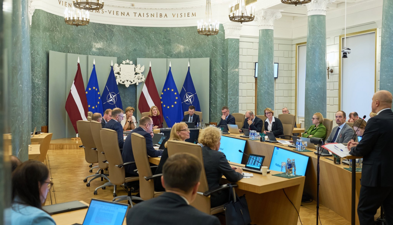 Semināra par Eiropas Savienības daudzgadu budžetu dalībnieki pie apspriežu galda