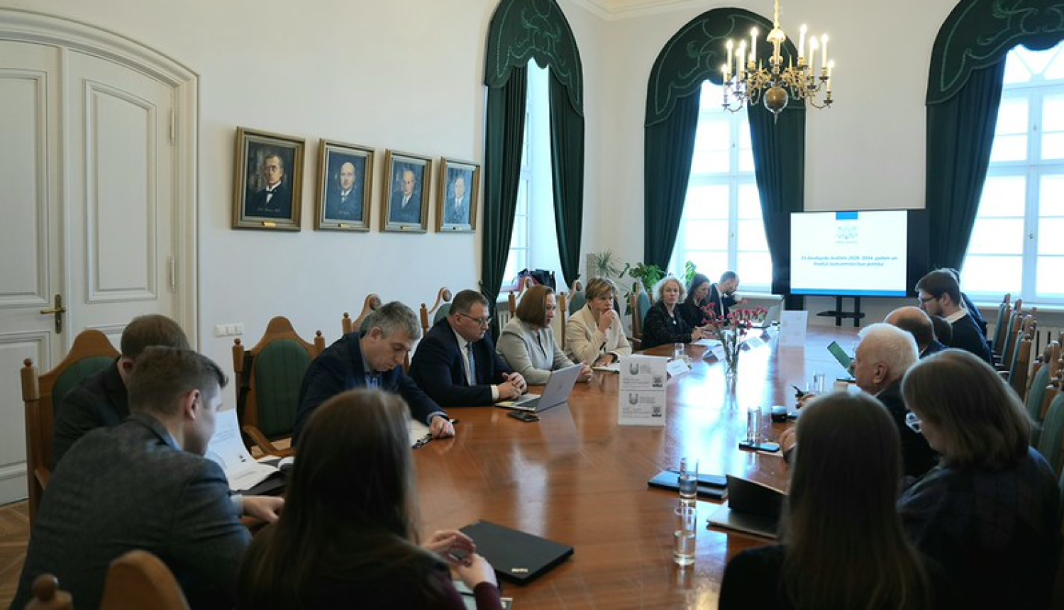 Semināra par ES daudzgadu budžetu dalībnieki pie sanāksmju galda