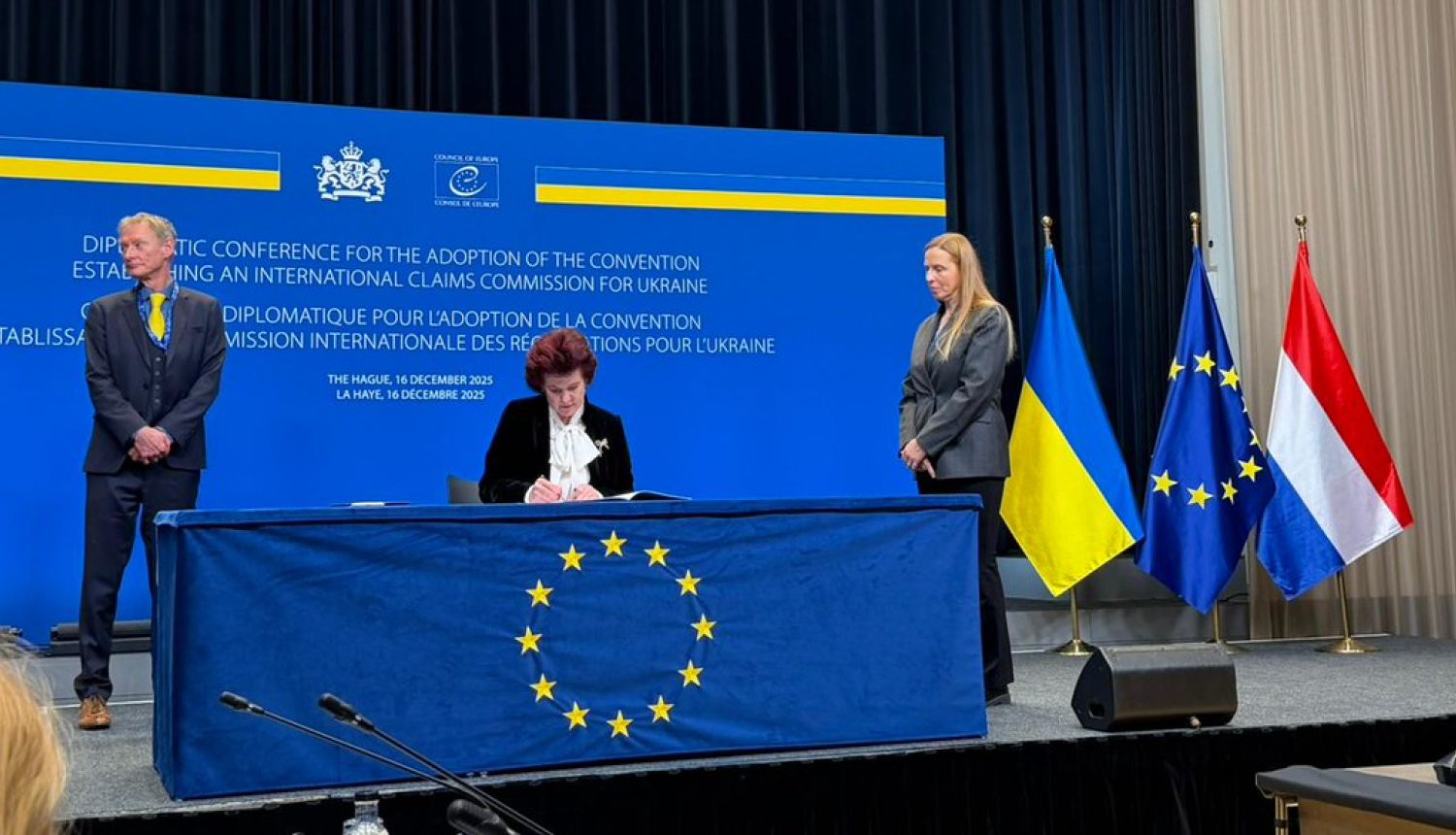 Solvita Āboltiņa paraksta Konvenciju, ar kuru izveido Starptautisko Prasību komisiju Ukrainai