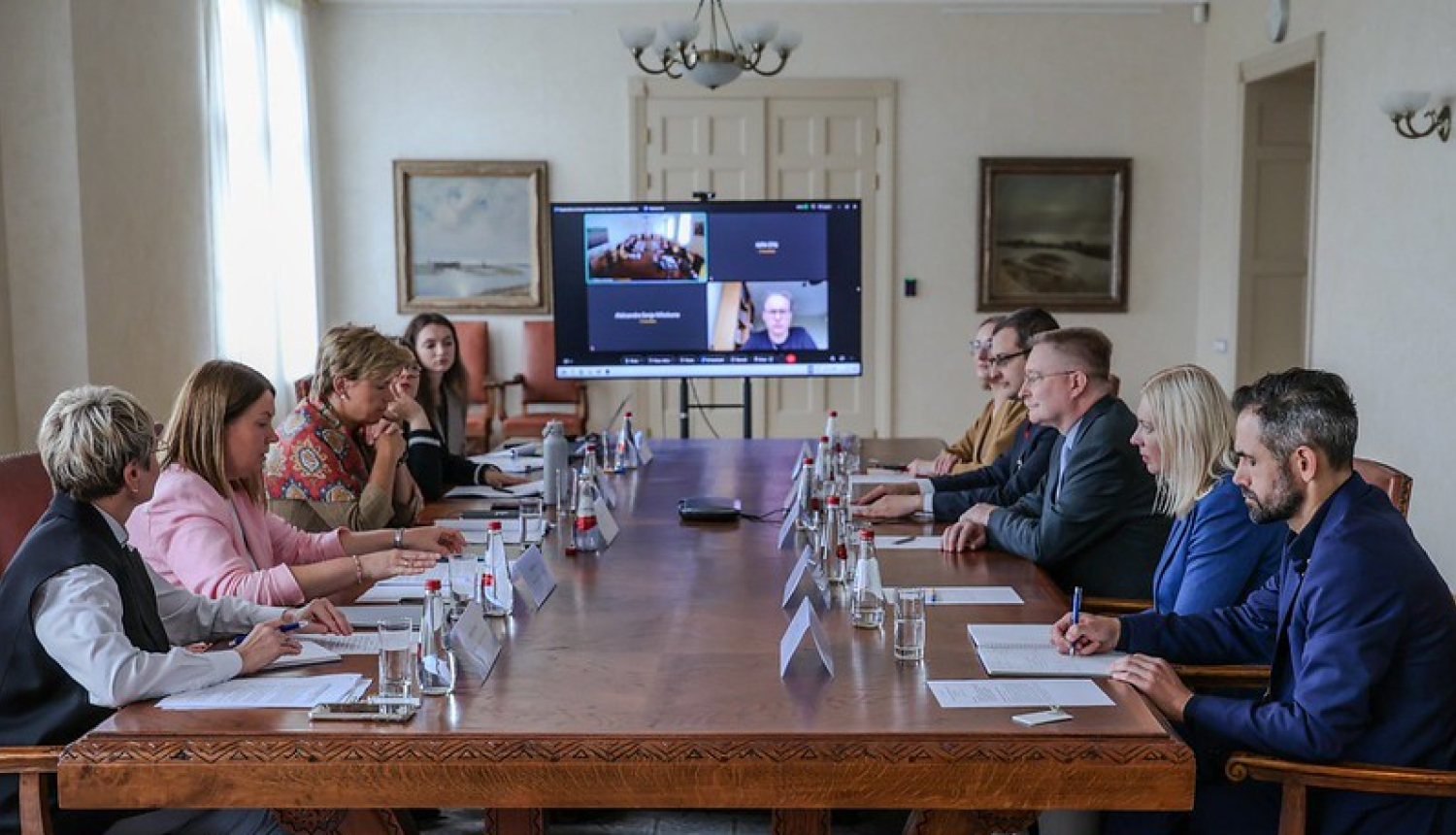 Sēdes dalībnieki pie apspriežu galda