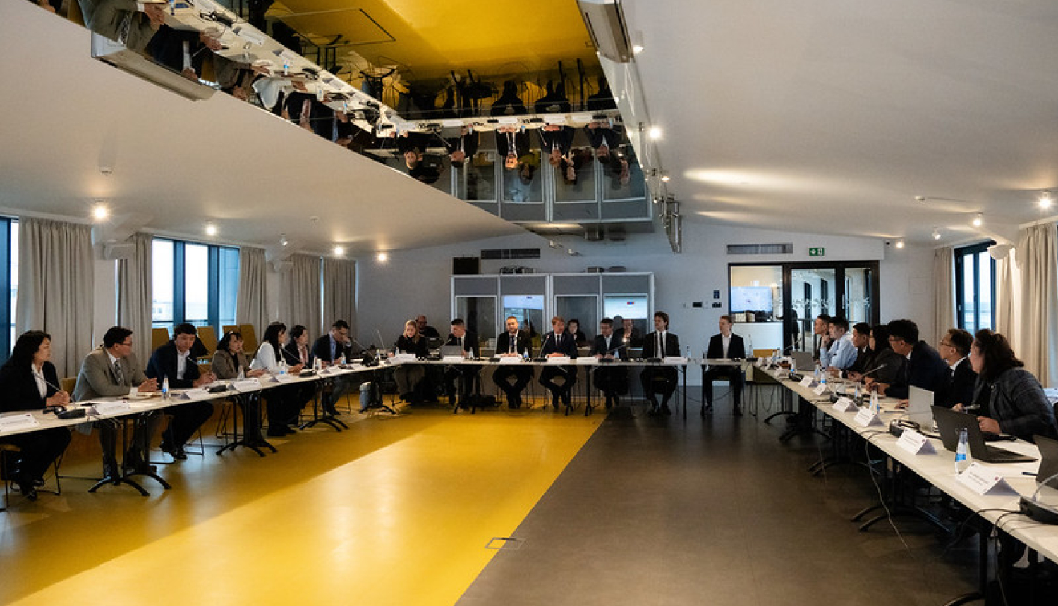 Tikšanās ar Mongolijas delegāciju par Latvijas pieredzi eksporta kontroļu jomā dalībnieki pie sanāksmju galda