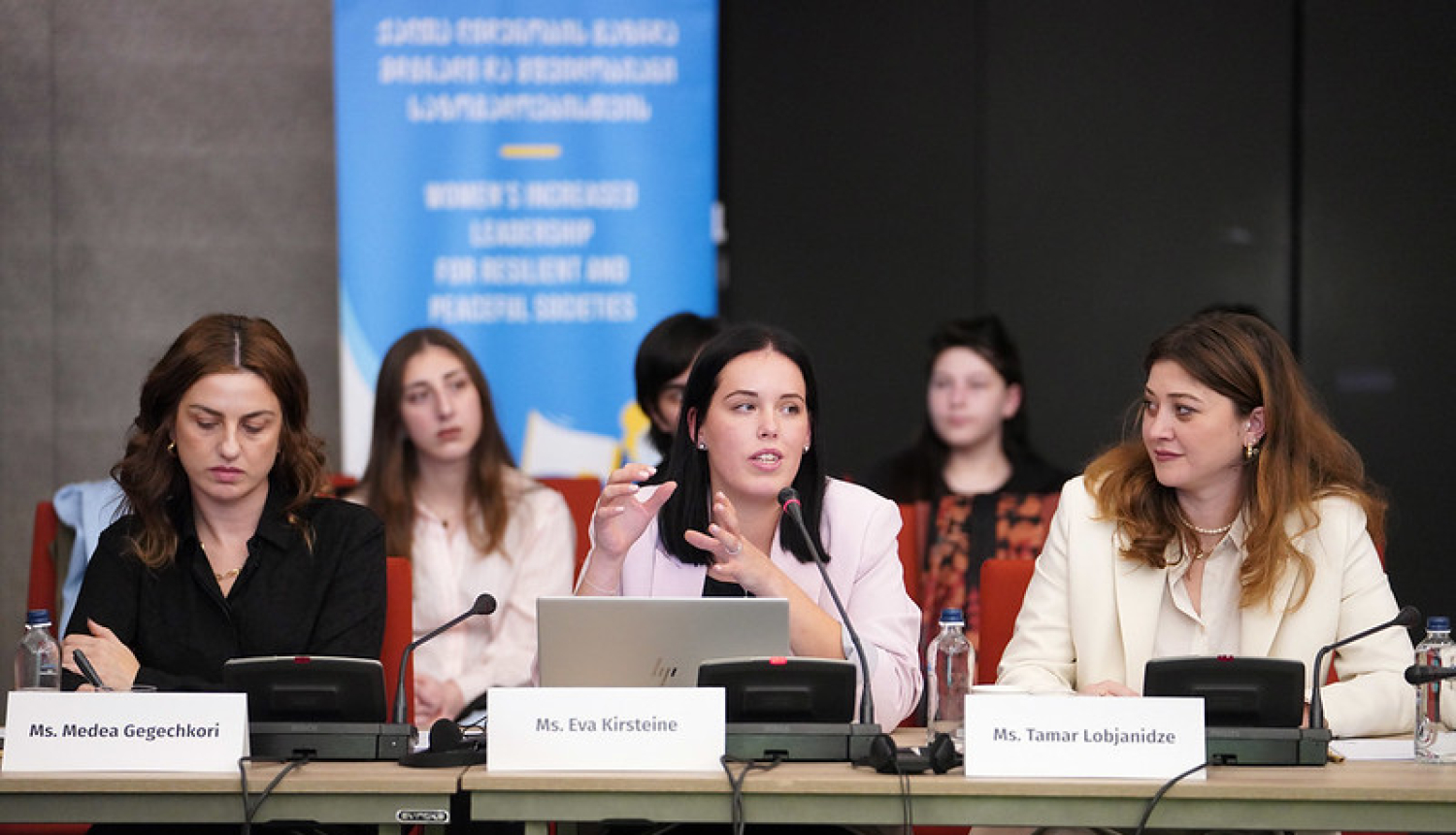 Biedrības “Sievietes drošībai” projektu vadītāja Eva Kiršteine uzrunā klātesošos