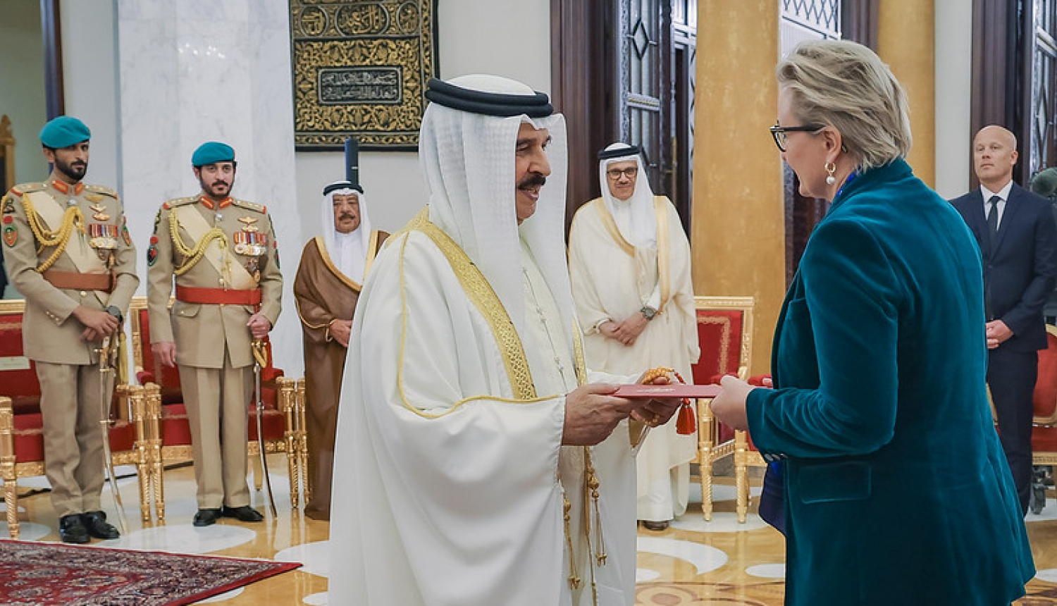 Vēstniece Dana Goldfinča iesniedz akreditācijas vēstuli Bahreinas karalim Hamedam bin Īsa el Halīfam