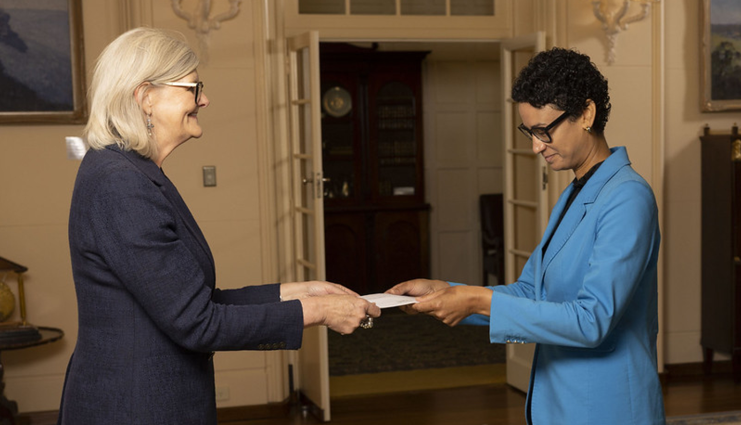 Vēstniece Samija Šerifa iesniedz akreditācijas vēstuli Austrālijas ģenerālgubernatorei Semai Mostinai