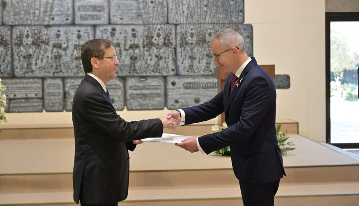 Vēstnieks Gints Serafinovičs iesniedz akreditācijas vēstuli Izraēlas Valsts prezidentam Īzakam Hercogam