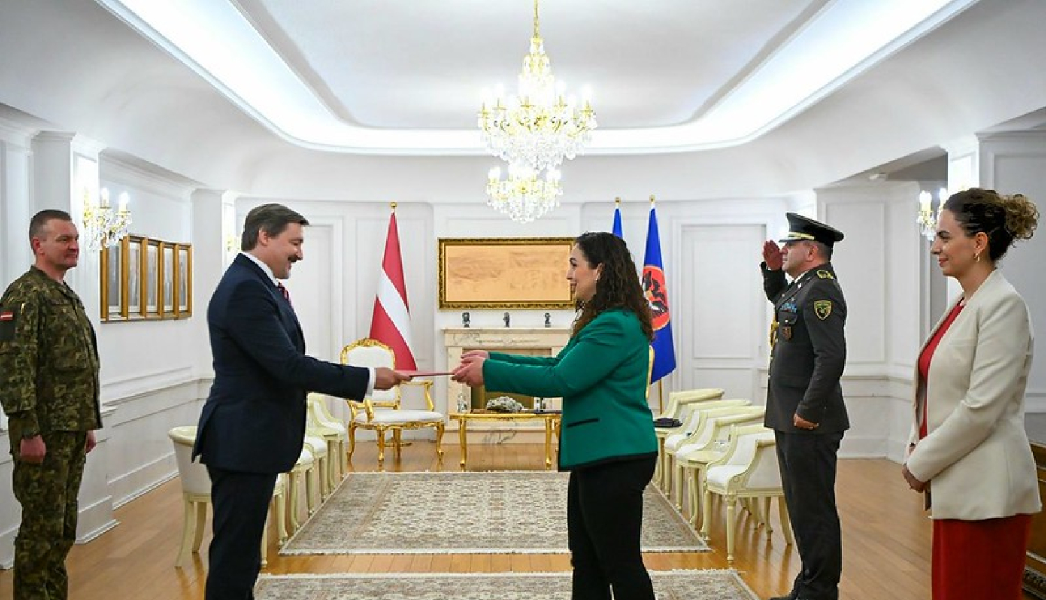 Vēstnieks Vilmārs Heniņš iesniedza akreditācijas vēstuli Kosovas Republikas Prezidentei Vjosai Osmani-Sadriu