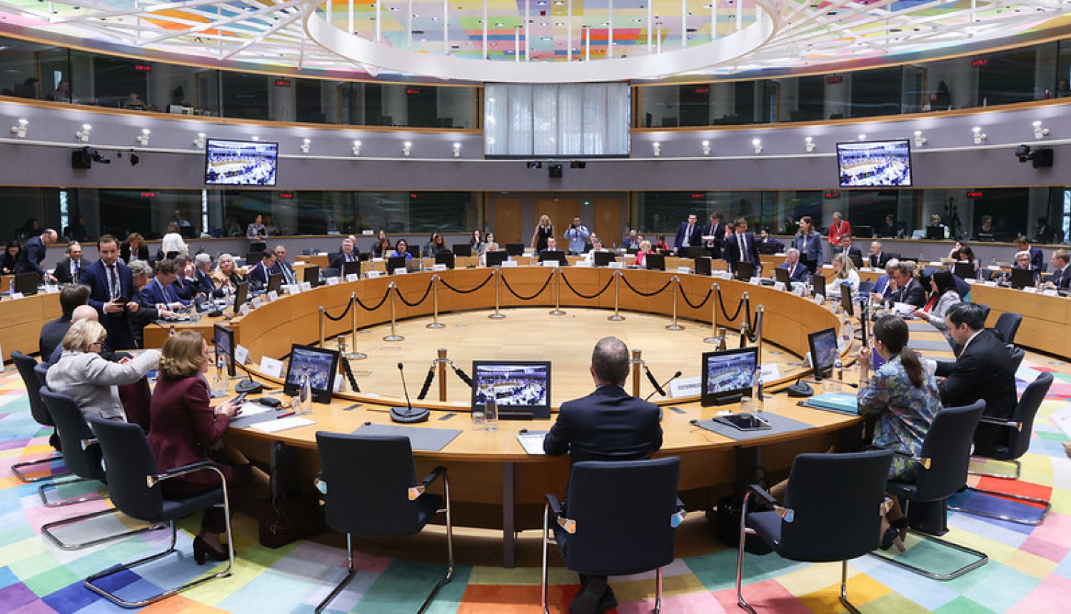 Sanāksmes dalībnieki pie apspriežu galda