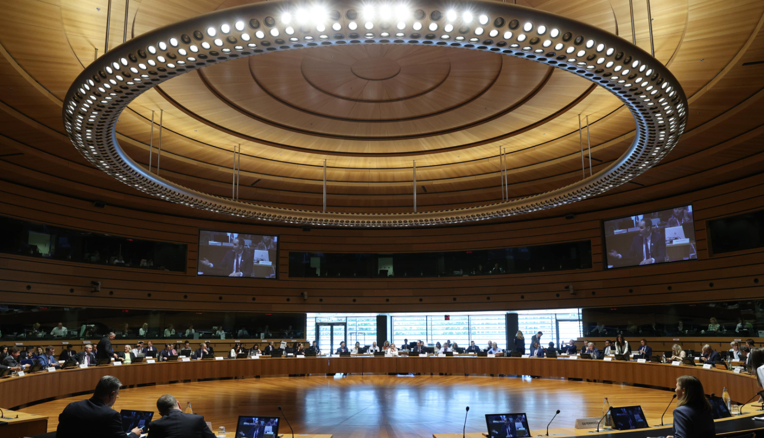 Sanāksmes dalībnieki pie apspriežu galda