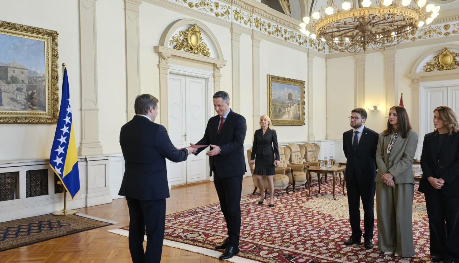 Vēstnieks Vilmārs Heniņš iesniedz akreditācijas vēstuli Bosnijas un Hercegovinas prezidentūras vadītājam Denisam Bečirovičam