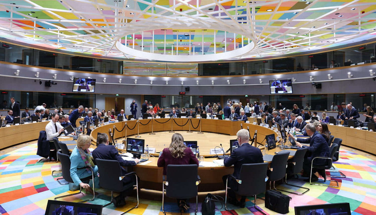 Sanāksmes dalībnieki pie apspriežu galda