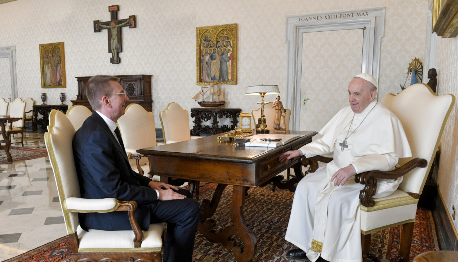 Latvijas ārlietu ministrs ar pāvestu Francisku pārrunā atbalstu Ukrainai