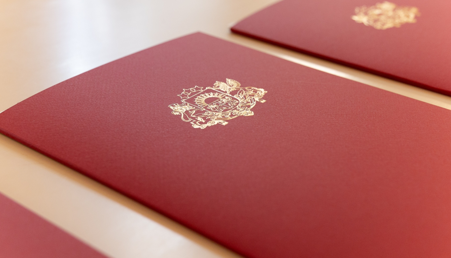 Akreditācijas vēstules saliktas uz galda