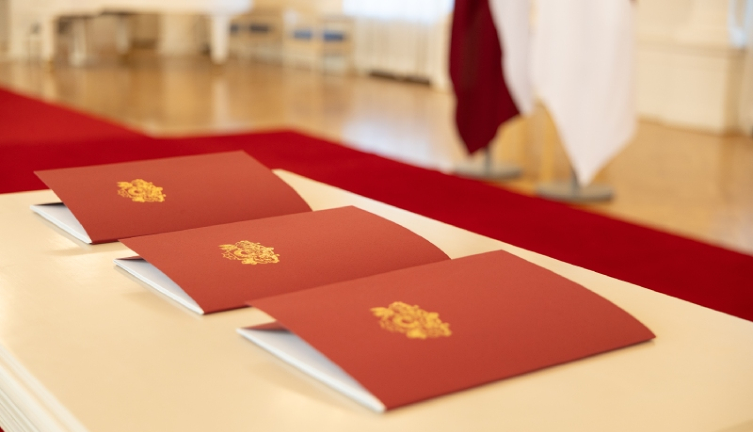 Akreditācijas vēstules saliktas uz galda