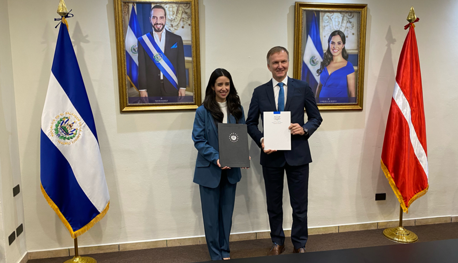 Adriana María Mira de Pereira un Andrejs Pildegovičs