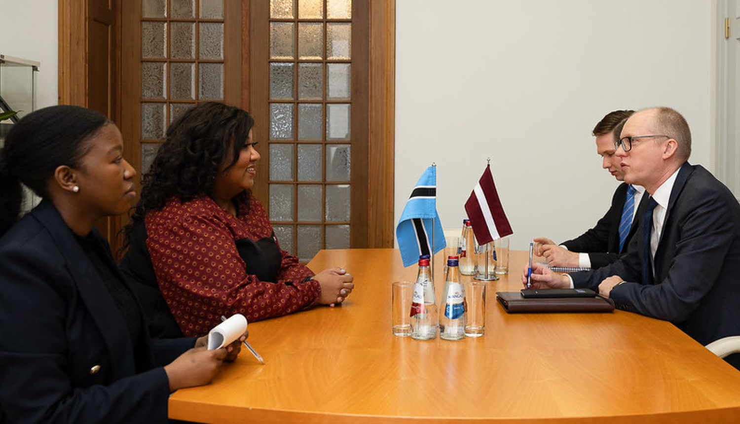 Pasākuma dalībnieki pie apspriežu galda