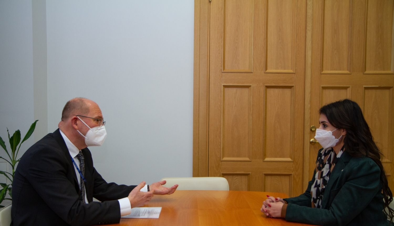 2022. gada 25. janvārī notika Ārlietu ministrijas Divpusējo attiecību direkcijas vadītāja Nila Jansona tikšanās ar Apvienoto Arābu Emirātu (AAE) ārkārtējo un pilnvaroto vēstnieci Latvijā Hanānu Halfānu Ubaidu Alī Almadhanī (H.E. Hanan Khalfan Obaid Ali Al Madhani). Tās laikā amatpersonas pārrunāja aktuālos divpusējo attiecību jautājumus, tostarp pirms diviem mēnešiem notikušo Latvijas Valsts prezidenta vizīti AAE un dalību Latvijas nacionālās dienas pasākumos starptautiskajā izstādē “Expo 2020 Dubai”