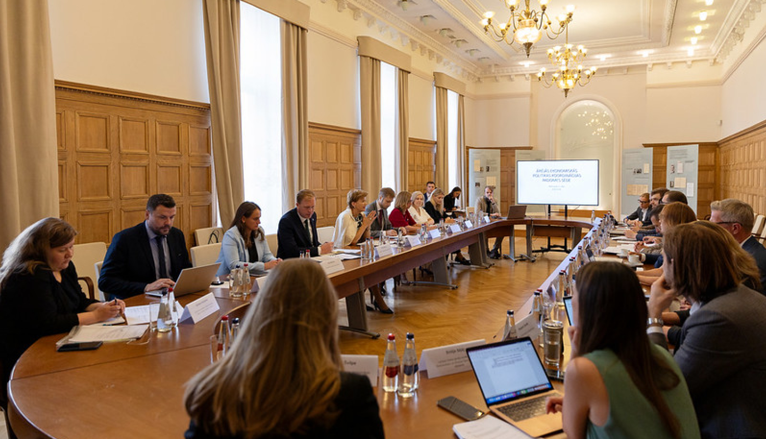 Pasākuma dalībnieki pie apspriežu galda