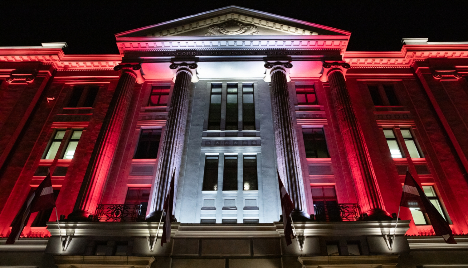 Ārlietu Ministrijas ēka izgaismota Latvijas karoga krāsās