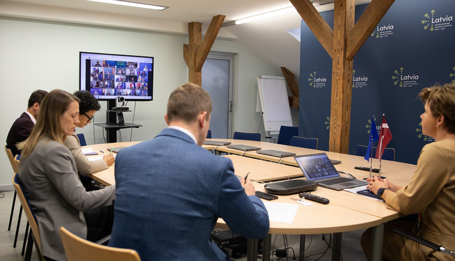 Sanāksmes dalībnieki pie apspriežu galda