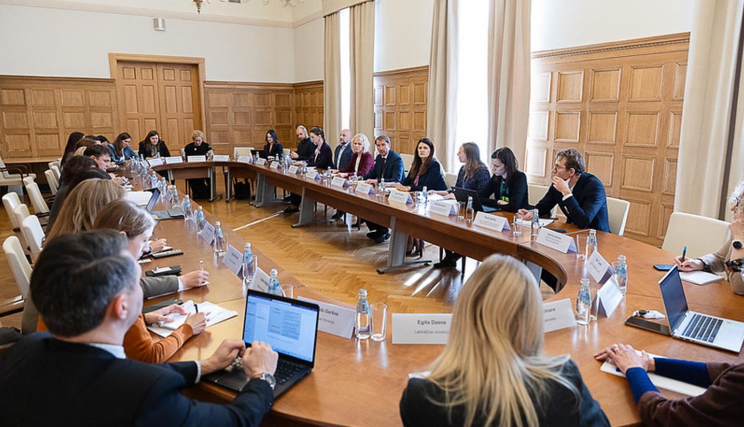 Pasākuma dalībnieki pie apspriežu galda