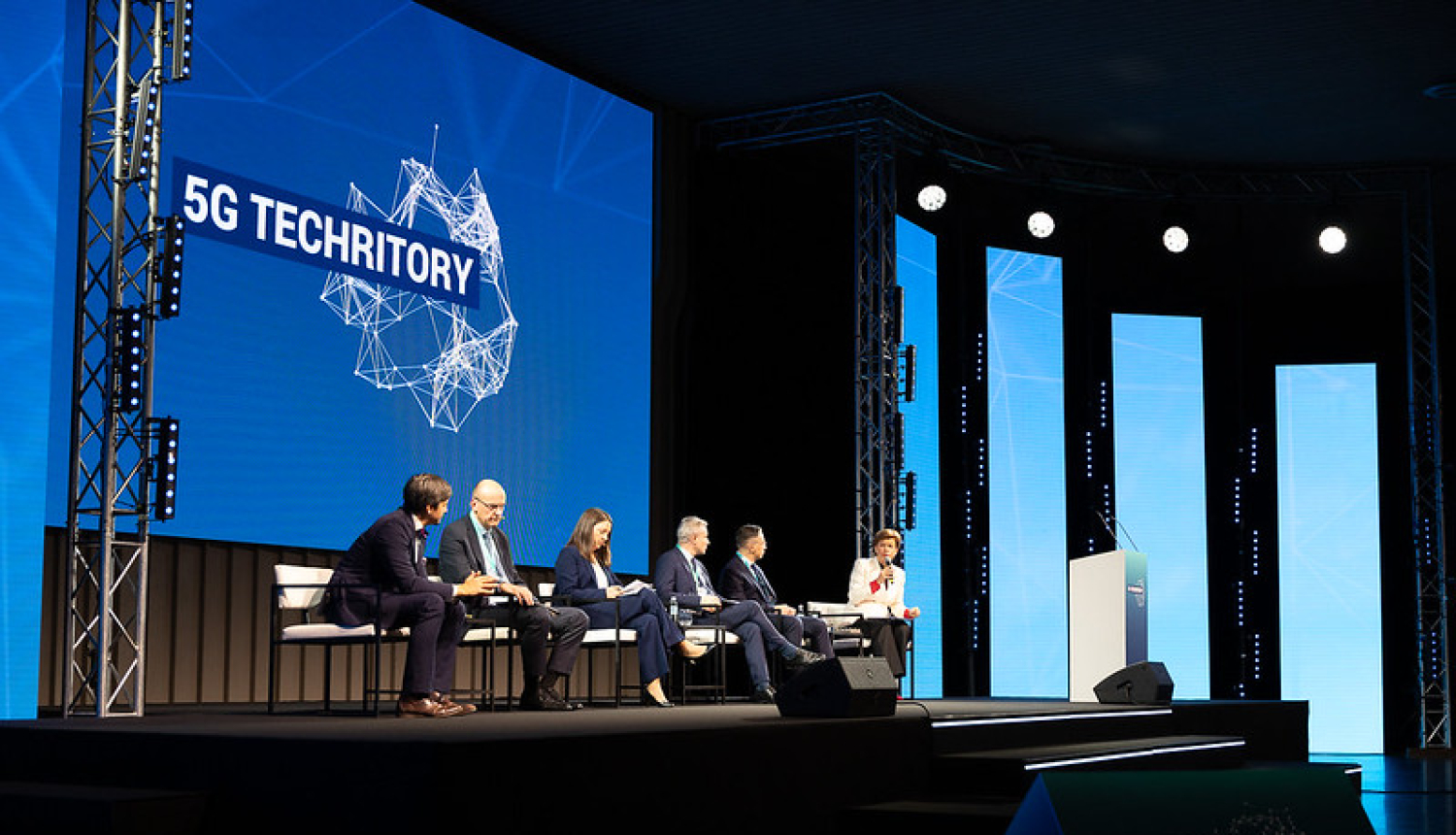 Baiba Braže runā uz 5G Techritory skatuves