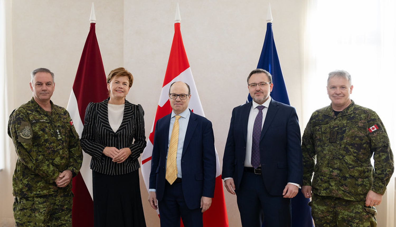 Baiba Braže ar David Angell un NATO militārpersonas