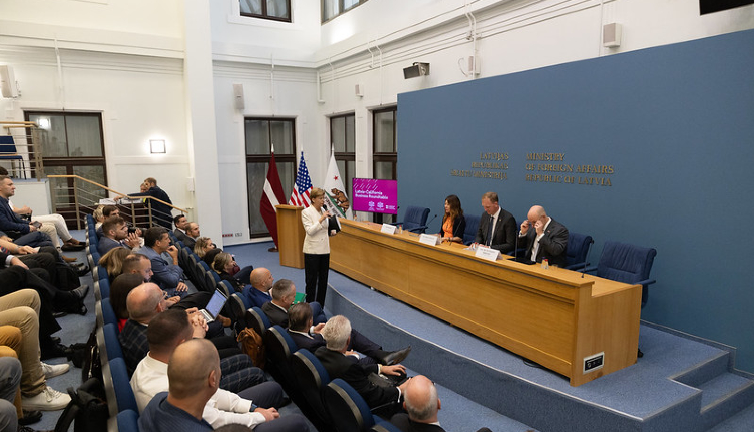 Baiba Braže uzstājas Latvijas un Kalifornijas pavalsts uzņēmējdarbības forumā