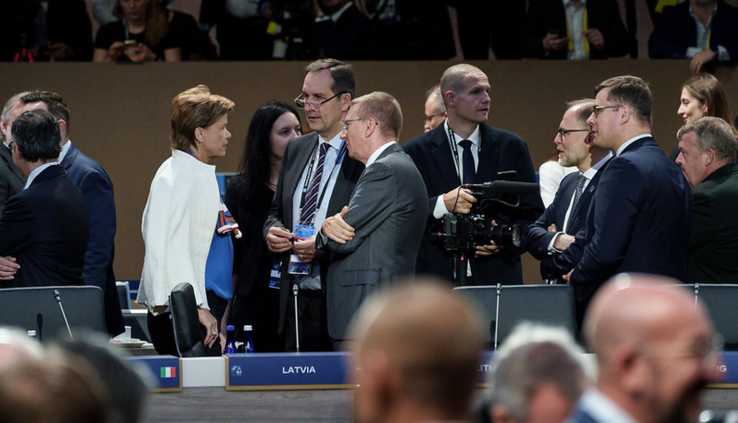 Baiba Braže, Māris Riekstiņš un Edgars Rinkēvičs apspriežas