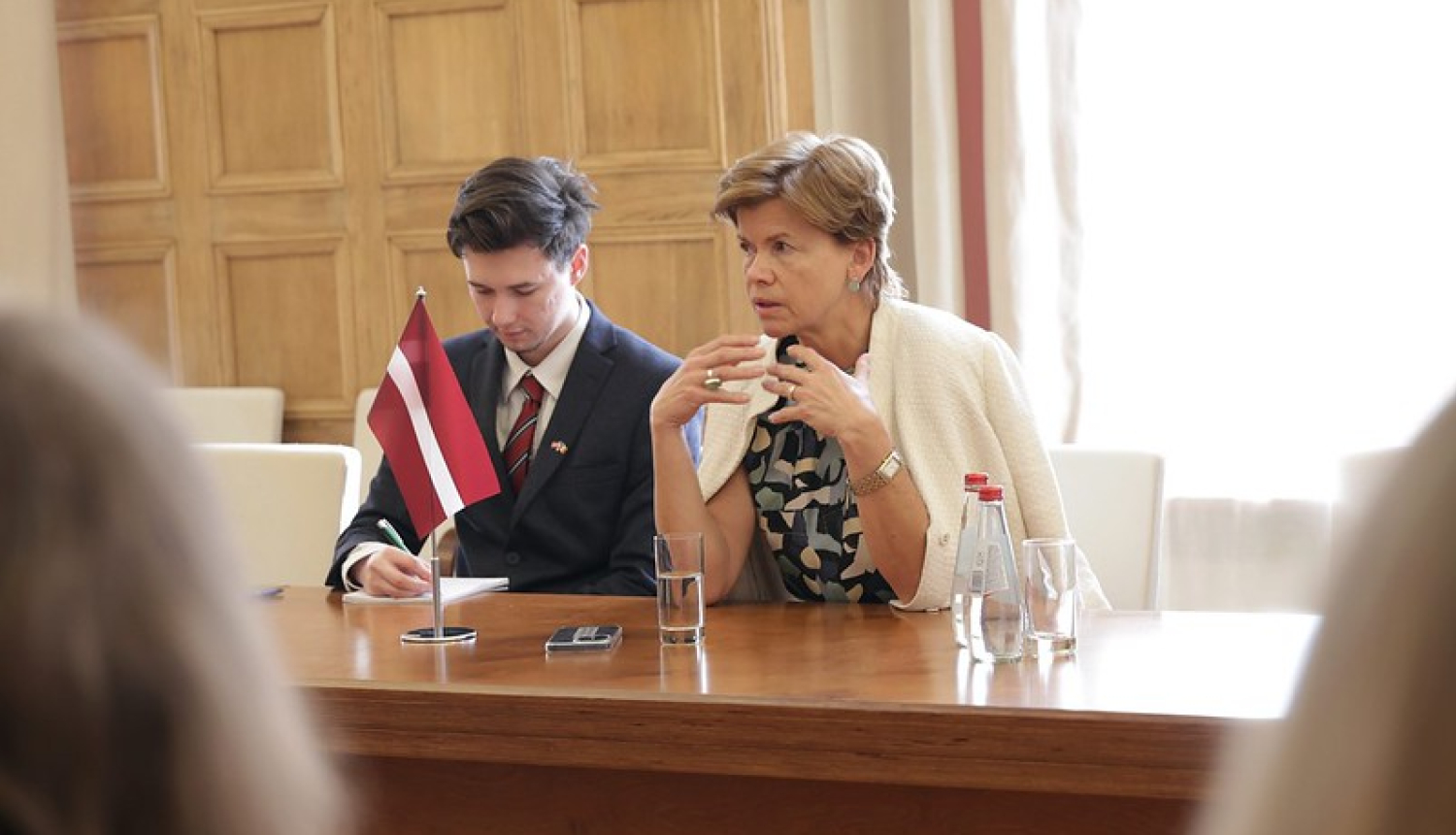 Baiba Braže pie apspriežu galda