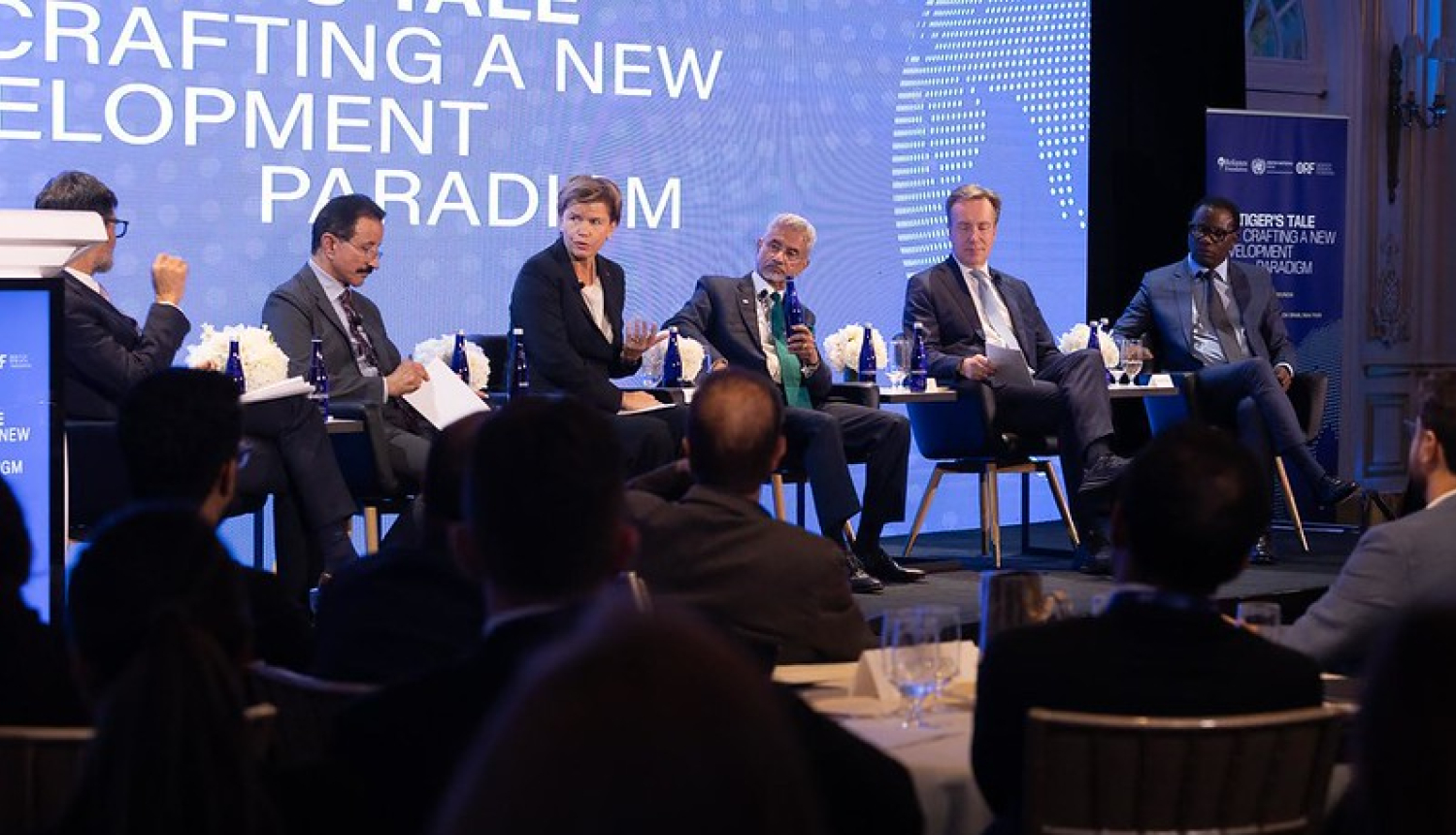 Baiba Braže kopā ar citiem runātājiem uz skatuves