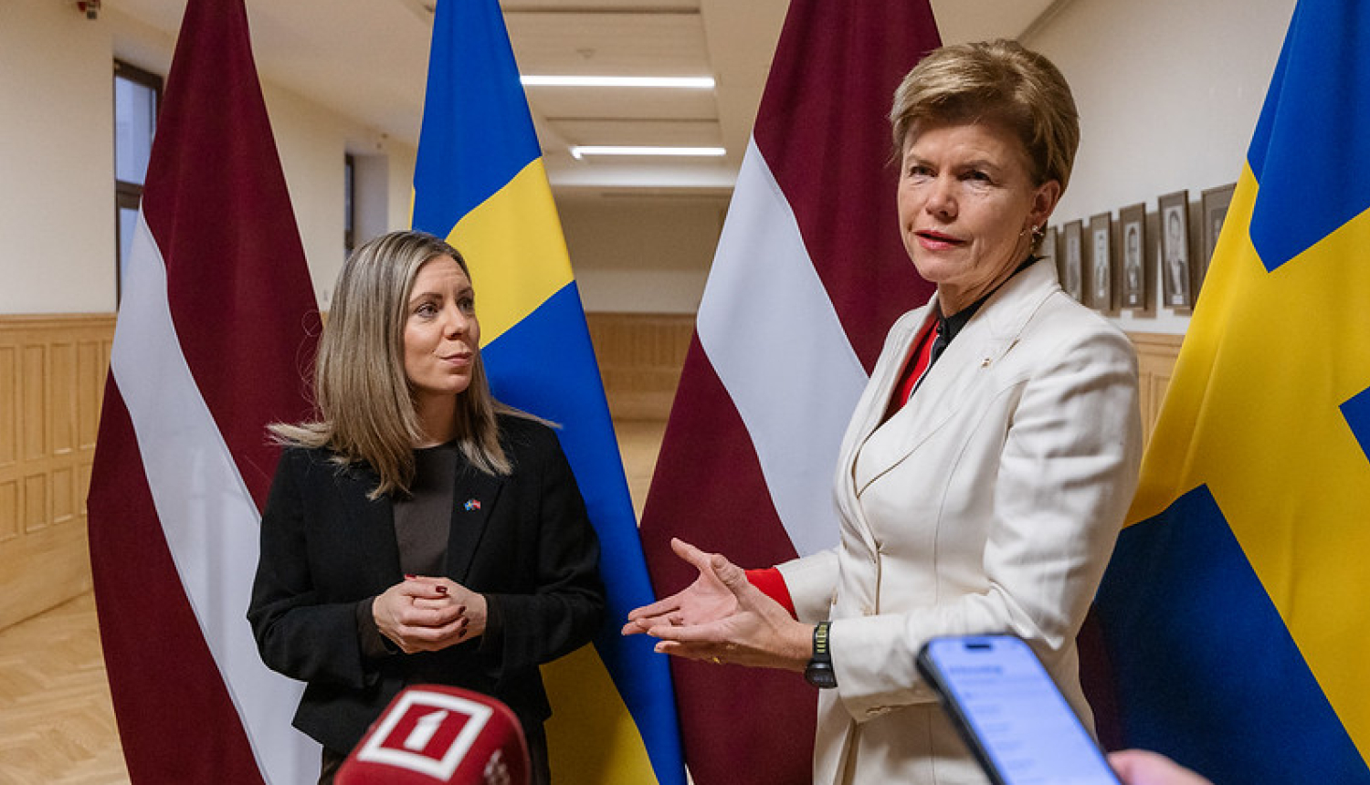 No kreisās: Jessica Rosencrantz un Baiba Braže sniedz interviju medijiem