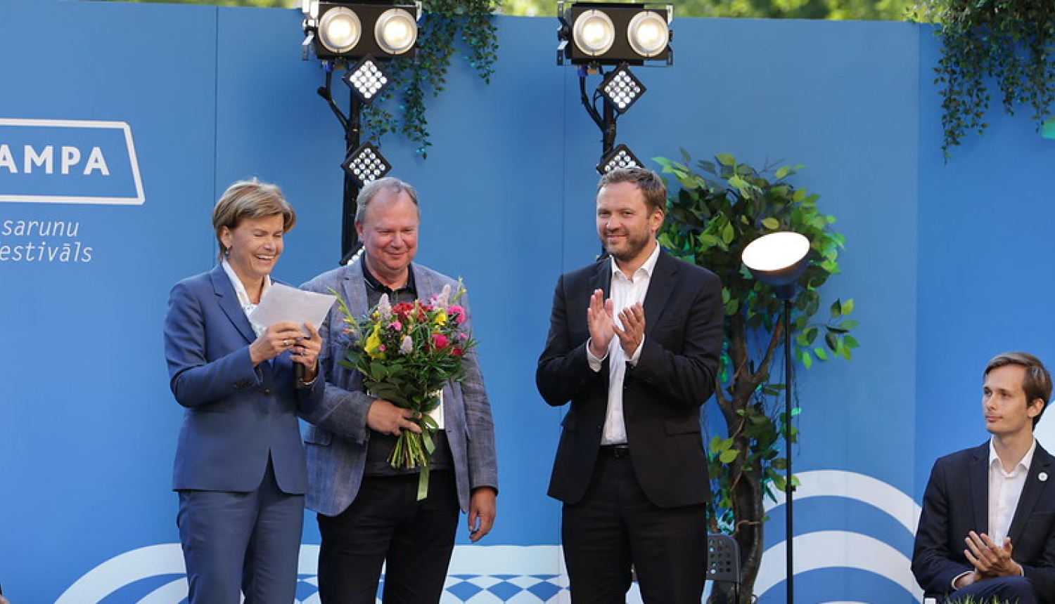 Baiba Braže un Margus Tsahkna pasniedz Valodu balvu Karl Pajusalu