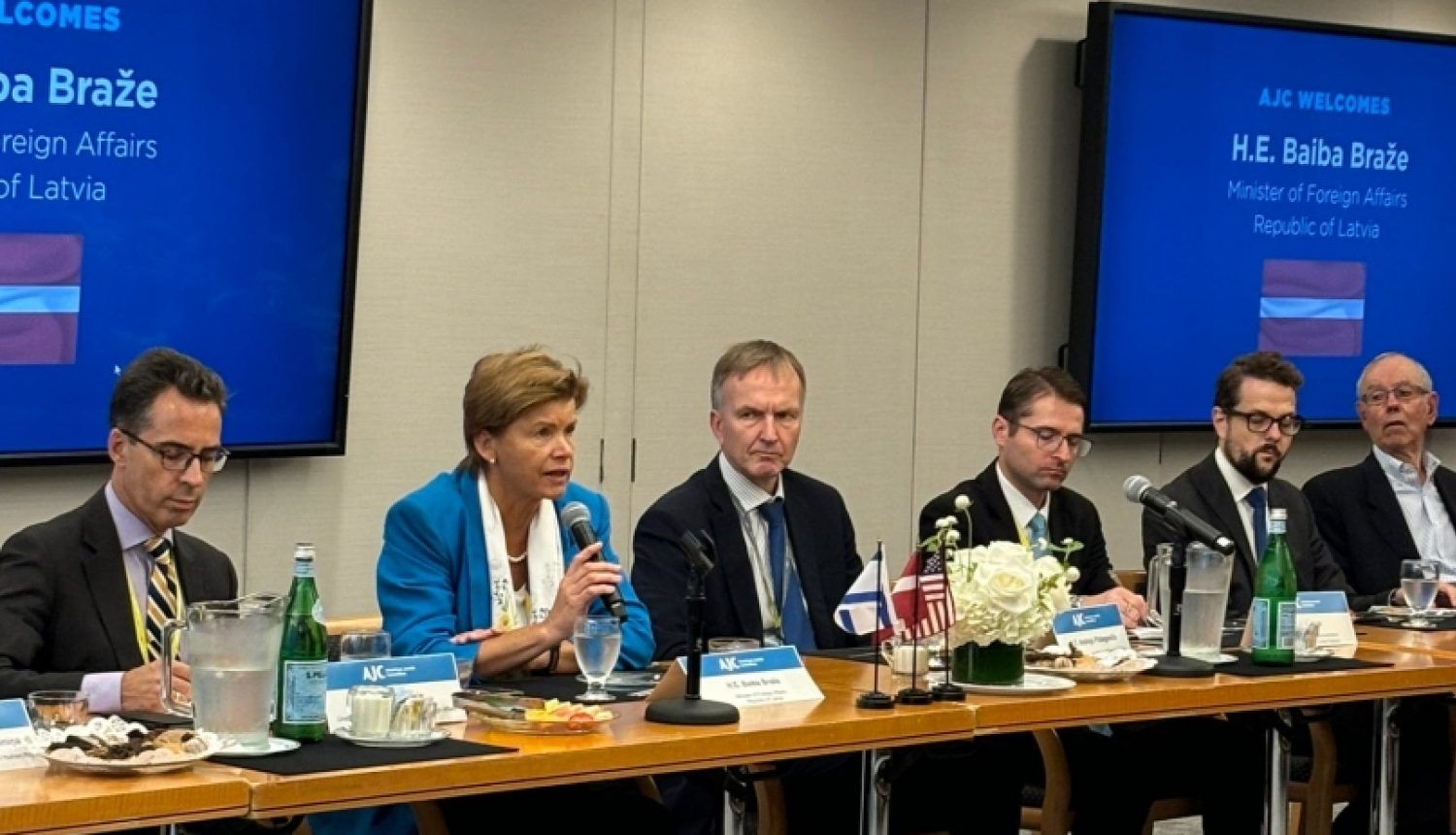 Pasākuma dalībnieki pe apspriežu galda