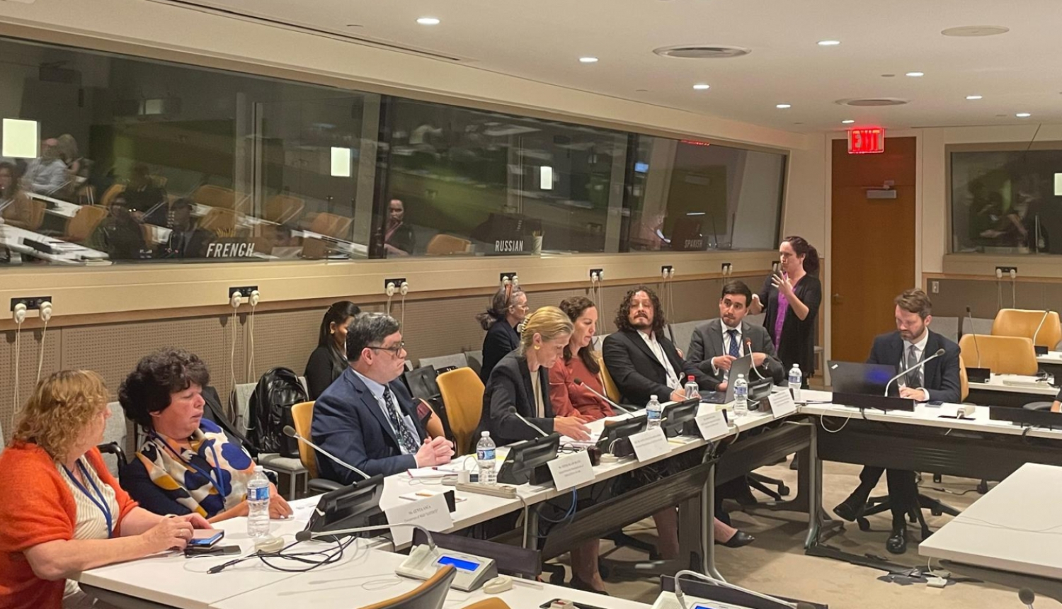 Pasākuma dalībnieki pie apspriežu galda