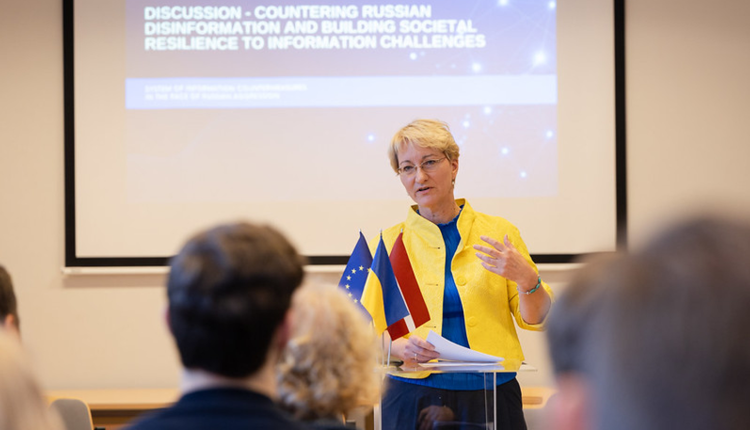 Dace Melbārde uzrunā pasākuma dalībniekus