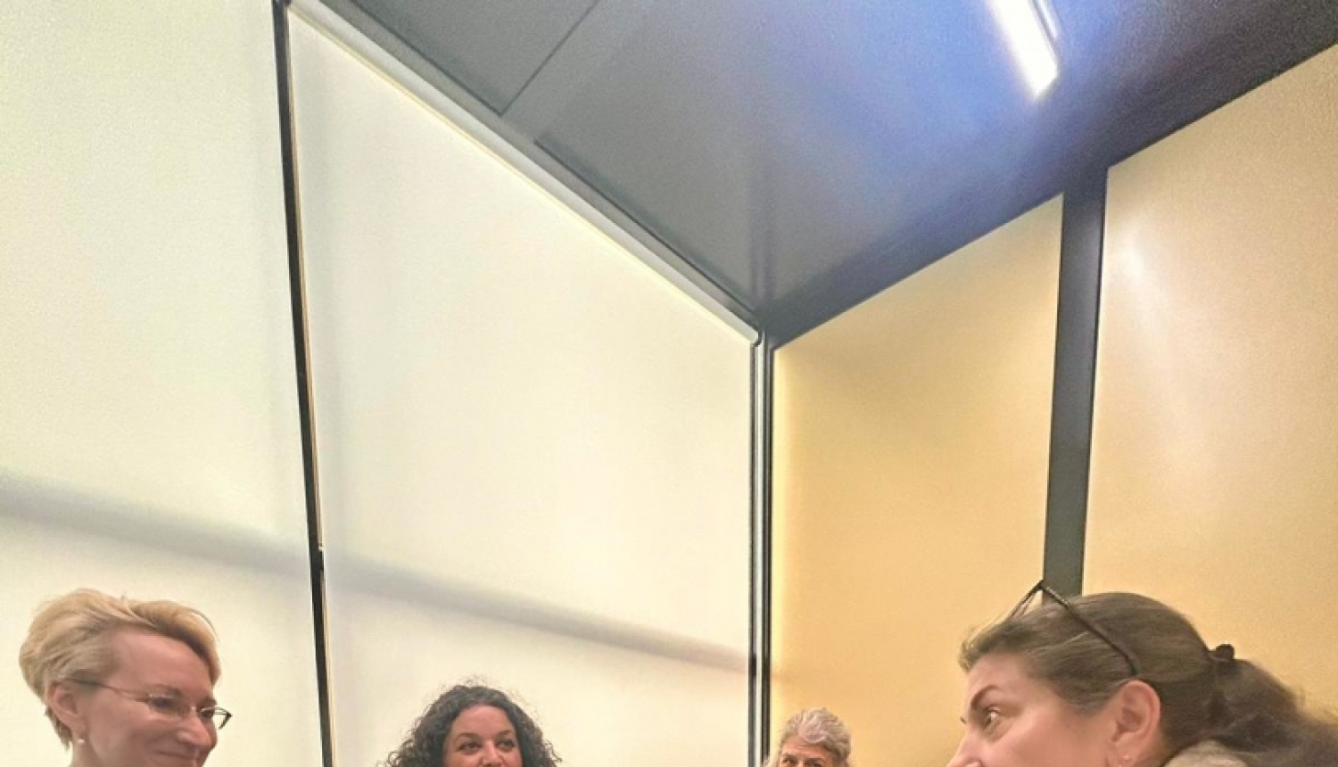 Tikšanās dalībnieki pie sarunu galda